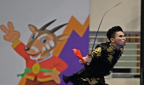 Pewushu Indonesia Edgar Xavier Marvelo beraksi dalam pertandingan babak final nomor taolu daoshu putra wushu SEA Games 2021 Vietnam di Cau Giay Gymnasium, Hanoi, Vietnam, Sabtu (14/5/2022). Dalam pertandingan tersebut Edgar meraih poin 9,71 dan untuk sementara menduduki peringkat kedua sebelum hasil akhir ditentukan pada Minggu (15/5) pada pertandingan taolu gunshu (tongkat toya).