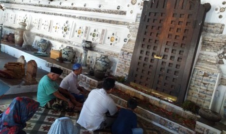 Peziarah di makam Sunan Gunung Jati atau Syekh Syarif Hidayatullah di Desa Astana, Kecamatan Gunung Jati, Kabupaten Cirebon, Rabu (5/6).