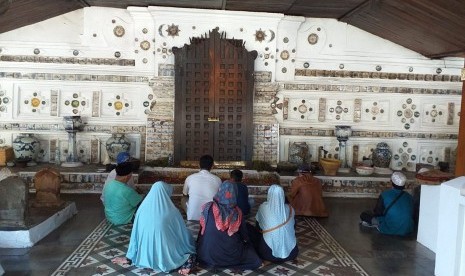 Peziarah di makam Sunan Gunung Jati atau Syekh Syarif Hidayatullah di Desa Astana, Kecamatan Gunung Jati, Kabupaten Cirebon, Rabu (5/6).