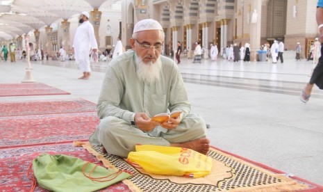 Peziarah haji berdoa di Masjid Nabawi, Madinah.