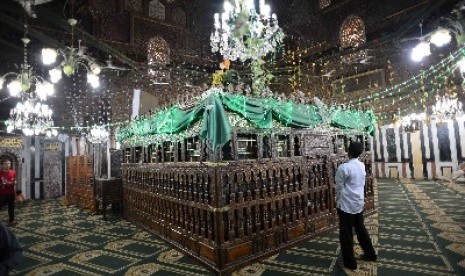 Peziarah melihat makam Imam Syafi’i di Kairo, Mesir.