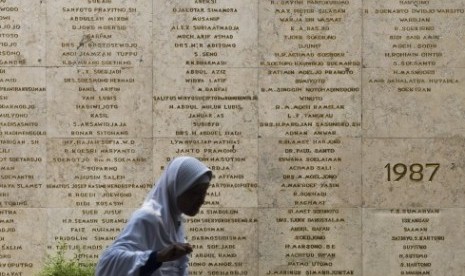 Peziarah melintas di depan nama para pahlawan saat ziarah di Taman Makam Pahlawan Nasional Utama, Kalibata, Jakarta, Rabu (4/11).