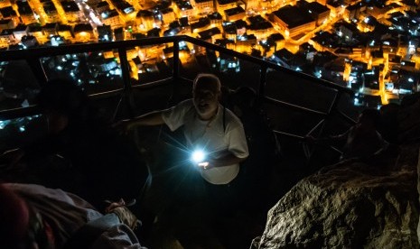 Kondisi Jalan Menuju Gua Hira dan Tsur di Kota Makkah. Foto: Peziarah mendaki Jabal Nur (Bukit Cahaya) menuju Gua Hira, di Makkah Al Mukarramah, Arab Saudi, Sabtu (4/5/2019) dini hari. 