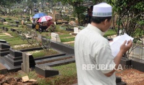  Peziarah mendoakan anggota keluarga mereka yang telah meninggal dunia di TPU Karet Bivak, Jakarta, Ahad (5/6). (Republika/ Wihdan)