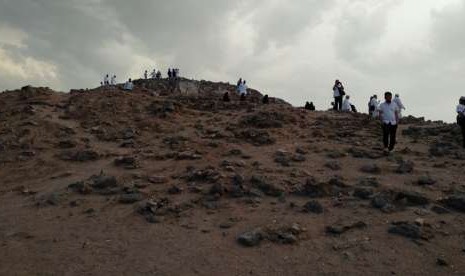 Peziarah mengunjungi Bukit Rumat di Kompleks Syuhada Uhud, Madinah, Senin (10/9). Di bukit itu bertempat para pemanah Madinah yang meninggalkan posisi saat sedang unggul dalam Perang Uhud.