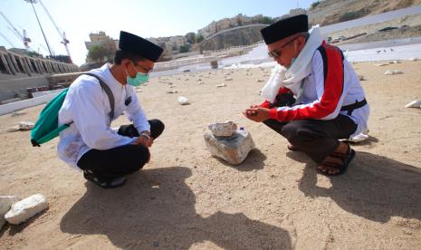 Peziarah tampak mengunjungi makam KH Maimoen Zubair di Pemakaman Jannatul Ma'la Makkah, Arab Saudi.