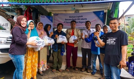 PGN bersama Rumah Zakat distribusi 300 paket bantuan untuk masyarakat terdampak banjir Jabodetabek. Distribusi kali ini di lakukan di kelurahan Kwitang, Kecamatan Senen, Jakarta, Senin (6/1).