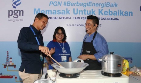 PGN memberikan pelathan memasak untuk warga rusun Klender.