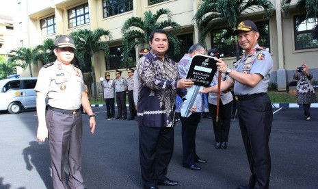 PGN menyerahkan 13 unit mobil ambulans untuk Polri.