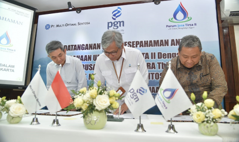 Penandatanganan Nota Kesepahaman antara Perusahaan Umum Jasa Tirta II dengan PT Perusahaan Gas Negara Tbk dan PT Multi Optimal Sentosa, Senin (5/11), di Kantor Perum Jasa Tirta II, Jakarta. PGN dalam hal ini dihadiri oleh Direktur Utama Gigih Prakoso menyatakan, dengan ditandatanganinya MoU antara ketiga pihak, pengembangan kawasan industri akan menghadirkan kenyamanan beraktivitas bagi pelaku industri yang kelak menghuni kawasan.