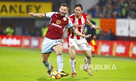 Phil Bardsley (kiri) ditempel ketat Ramadan Sobhi (kanan) di Turf Moor, Burnley, dalam lanjutan Liga Primer Inggris. 