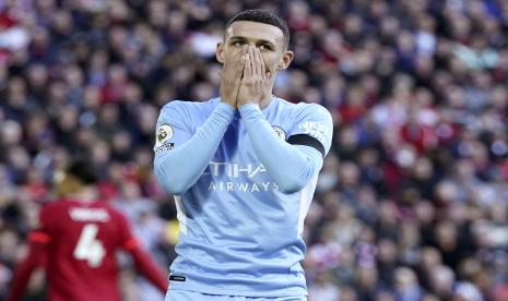 Phil Foden dari Manchester City bereaksi selama pertandingan sepak bola Liga Premier Inggris antara Liverpool FC dan Manchester City di Liverpool, Inggris, 03 Oktober 2021.