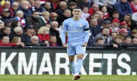 Phil Foden dari Manchester City berselebrasi setelah mencetak gol penyeimbang 1-1 selama pertandingan sepak bola Liga Primer Inggris antara Liverpool dan Manchester City di Liverpool, Inggris, 3 Oktober 2021. Kedua tim bermain imbang 2-2.