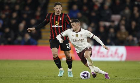 Phil Foden menggiring bola dalam pertandingan melawan Bournemouth di Liga Primer Inggris.