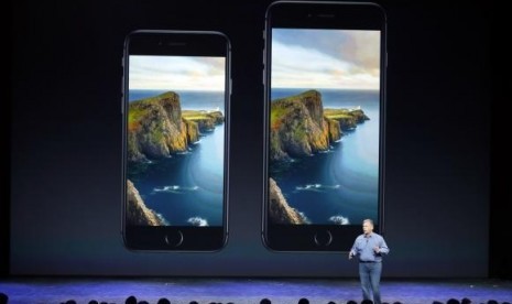 Phil Schiller, Senior Vice President at Apple Inc., speaks about the iPhone 6 (left) and the iPhone 6 Plus during an Apple event at the Flint Center in Cupertino, California, September 9, 2014.