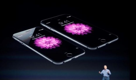 Phil Schiller, Senior Vice President at Apple Inc., speaks about the iPhone 6 (foreground) and the iPhone 6 Plus during an Apple event at the Flint Center in Cupertino, California, September 9, 2014.