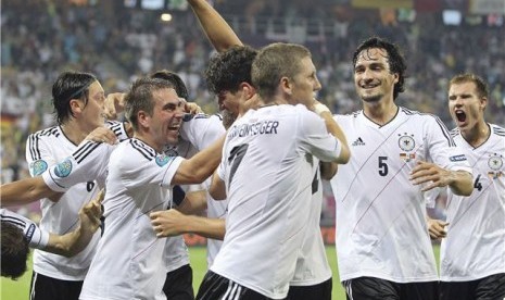  Philip Lahm (dua kiri), kapten timnas Jerman, memberikan selamat pada Mario Gomez (tengah), usai menjebol jala Portugal di laga Grup B Piala Eropa 2012 di Lviv, Ukraina, Sabtu (9/6). 