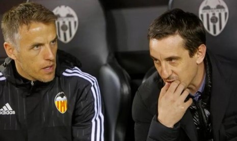 Philip Neville (kiri) dan Gary Neville