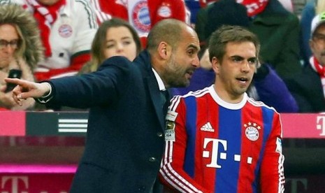 Philipp Lahm (kanan) bersama pelatih Bayern Muenchen Pep Guardiola