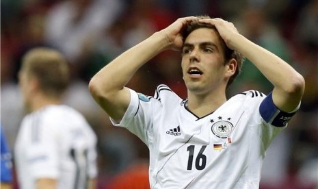 Philipp Lahm, kapten timnas Jerman, kecewa setela timnya kalah 1-2 dari Italia di semifinal Piala Eropa 2012. 