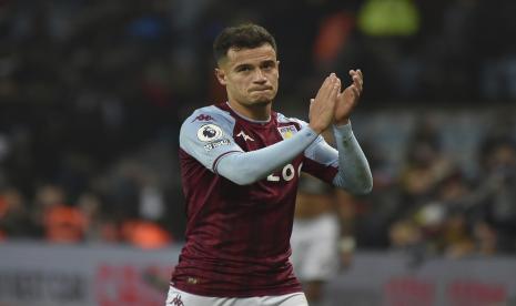 Philippe Coutinho dari Aston Villa memberikan tepuk tangan untuk fan Villa. Pelatih Aston Villa, Steven Gerrard, berharap Coutinho bisa melanjutkan kiprahnya bersama Villa bukan sebagai pemain pinjaman.