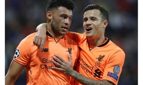 Philippe Coutinho (kanan) dan Alex Oxlade-Chamberlain.