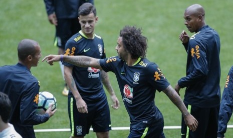 Philippe Coutinho (kedua kiri) berlatih bersama timnas Brasil di Porto Alegre, Rabu (30/8).