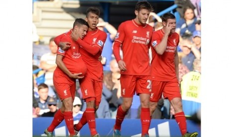 Philippe Coutinho (kiri) usai mencetak gol ke gawang Chelsea.