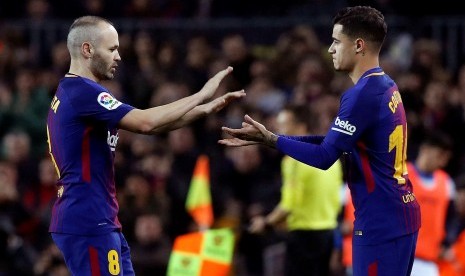 Philippe Coutinho melakoni debutnya dengan menggantikan Anders Iniesta (kiri).