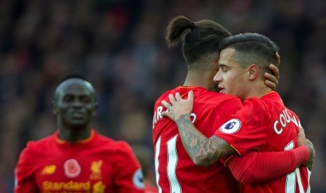 Philippe Coutinho mendapatkan selamat dari Roberto Firmino seusai mencetak gol ke gawang Watford, akhir pekan lalu. Liverpool kini berada di puncak klasemen Liga Primer Inggris.