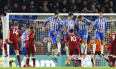 Philippe Coutinho mengecoh barisan penghalanang tim tuan rumah dan mencetak gol ke-4 Liverpool pada pertandingan Liga Primer Inggris antara Brighton dan Liverpool di Amex Stadium, Brighton Hove & Albion, Brighton,  (3/12) dini hard.