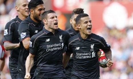 Philippe Coutinho merayakan gol bersama dengan James Milner usai mencetak gol buat Liverpool