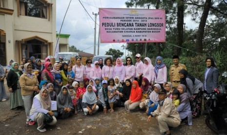 PIA DPR kunjungi korban tanah longsor di Bogor.