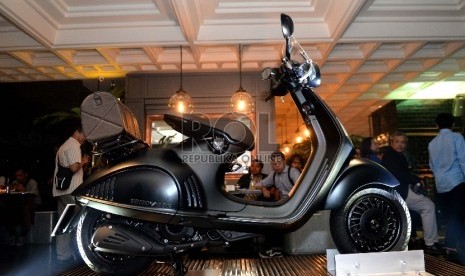 Piaggio Indonesia kembali menghadirkan seri eksklusif Vespa 946 melalui peluncuran Vespa 946 Emporio Armani di Jakarta, Senin (21/9) malam. Vespa 946 Emporio Armani merupakan seri Vespa 946 ketiga yang diluncurkan di Indonesia sejak 2013.