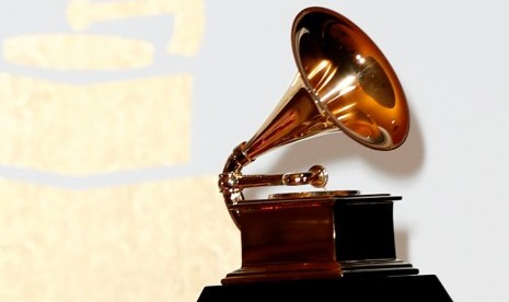 Piala Grammy Awards. Recording Academy memutuskan untuk menunda perhelatan Grammy Awards 2022 dari 31 Januari menjadi 3 April.