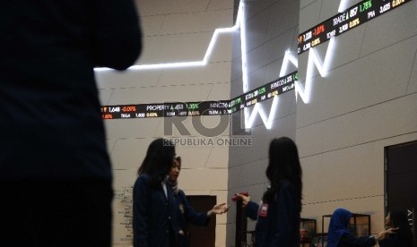 Pialang memantau pergerakan Indeks Harga Saham Gabungan (IHSG) pada sesi penutupan di Bursa Efek Jakarta, Jumat (18/9). Republika/Tahta Aidilla.