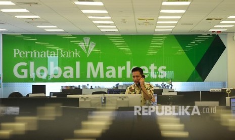 Pialang memantau pergerakan layar Indeks Harga Saham Gabungan di Global Market Bank Permata, Jakarta, Jumat (9\12). 