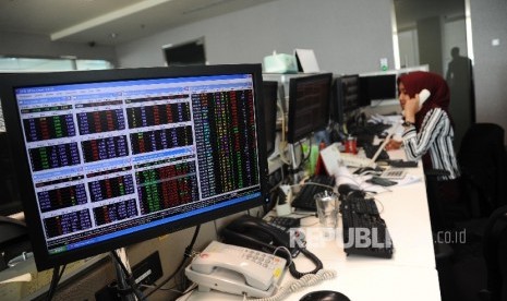  Pialang memantau pergerakkan Indeks Harga Saham Gabungan (IHSG) pada layar di kantor sekuritas, Jakarta, Senin (14\11).