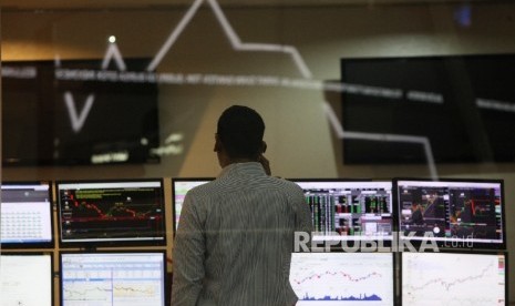 Pialang memperhatikan pergerakan Indeks Harga Saham Gabungan (IHSG) yang tidak menujukkan pergerakan di gedung Bursa Efek Indonesia (BEI), Jakarta, Senin(10/7).