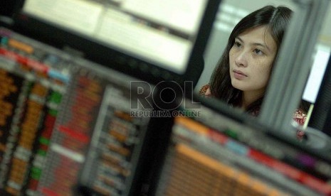 Pialang mengamati pergerakan harga Sukuk di Delaing Room Treasury OCBC NISP, Jakarta, Selasa (18/2). 