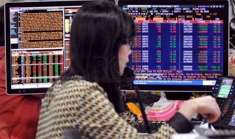 Pialang mengamati transaksi saham jelang penutupan perdagangan di 'dealing room' Mandiri Sekuritas, Jakarta Pusat, Kamis (10/4)