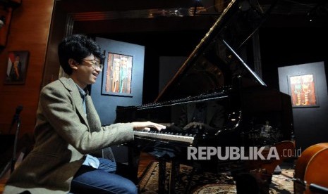 Pianis muda Joey Alexander saat menggelar konser di Balairung Soesilo Soedarman Sapta Pesona, Kementerian Pariwisata, Jakarta, Sabtu (11/11). Konser bertajuk A Night Million of Imagination tersebut merupakan rangkaian tur Asia Joey Alexander yang nanti akan ditutup di Indonesia Convention Exhibition (ICE) BSD Tangerang pada Ahad (12/11). 