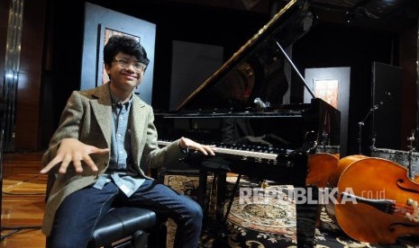 Pianis muda Joey Alexander saat menggelar konser di Balairung Soesilo Soedarman Sapta Pesona, Kementerian Pariwisata, Jakarta, Sabtu (11/11). Konser bertajuk A Night Million of Imagination tersebut merupakan rangkaian tur Asia Joey Alexander yang nanti akan ditutup di Indonesia Convention Exhibition (ICE) BSD Tangerang pada Ahad (12/11).