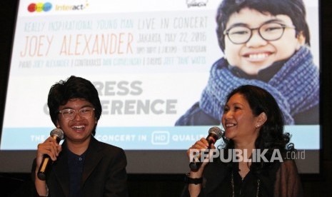 Pianis Muda Joey Alexander (tengah), bersama ibunya Fara Urbach (kanan) memberikan keterangan pers jelang konsernya di Jakarta, Kamis (19/5).