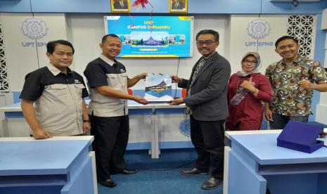 PIC Direktur Akademik Bosowa School, Eko Ariyanto (kedua  dari kiri) dan Kepala UPT SPMB UNS Prof Dr Ir  Hadiwiyono MSi (ketiga dari kanan) saat tim Bosowa School melakukan kunjungan penjajakan kerja sama ke UNS Solo, Kamis (18/8/2022).