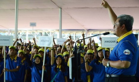 Pidato Gubernur Jabar, Ahmad Heryawan dihadapan para atlet pada Apel Besar Pelatda PON XIX dan Peparnas XV 2016, di Lapangan Pajajaran, Kota Bandung, Jumat (22/1).