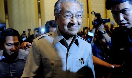 Pidato mantan Perdana Menteri (PM) Malaysia Mahathir Mohamad dihentikan petugas keamanan.