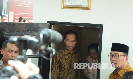 Pidato Presiden RI Joko Widodo bersama Megawati berkunjung ke Situs Banceuy bekas penjara Sukarno pada peringatan Pidato Bung Karno 1 Juni 1945, di Kota Bandung, awal tahun lalu. 