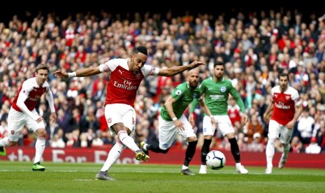 Piere Emerick Aubameyang saat menjebol gawang Brighton and Hove Albion lewat tendangan penalti.