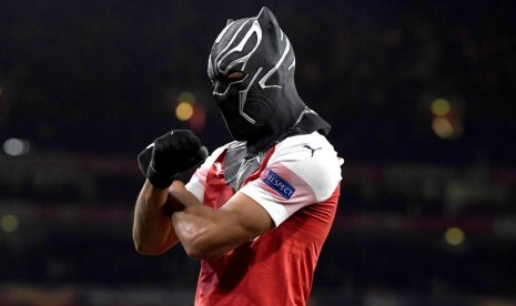 Pierre-Emerick Aubameyang kenakan topeng Black Panther.